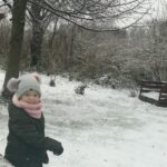 Dziecko bawiące się śniegiem