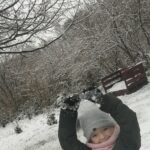 Dziecko bawiące się śniegiem
