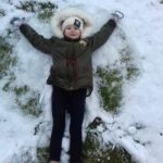Zima - dziecko leżące na śniegi