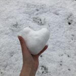 Serce ze śniegu na dłoni