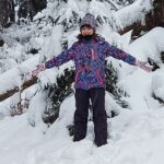 Zima - dziecko stojące na śniegu