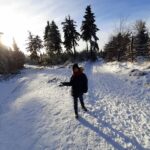 Zima widok - dziecko spacerujące