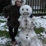 Zima - dziecko ze śniegowym bałwanem