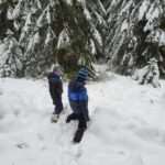 Zima - dzieci bawiące się na śniegu