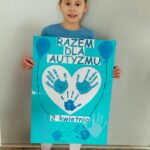 Dziewczynka z niebieskim plakatem - Razem Dla Autyzmu