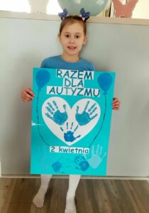 Dziewczynka z niebieskim plakatem - Razem Dla Autyzmu