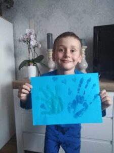 Uczeń z niebieskim rysunkiem - dłonie