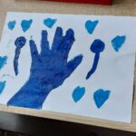 Niebieski rysunek - dłoń, balony serca,