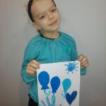 Dziewczyna z pracą na niebiesko -dłoń, balony , serce, słoneczko