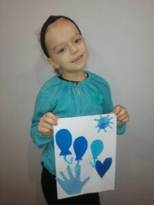 Dziewczyna z pracą na niebiesko -dłoń, balony , serce, słoneczko