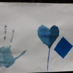 Niebieski rysunek - dłoń, balon serce