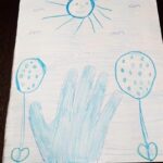Niebieski rysunek - dłoń, słoneczko, balony