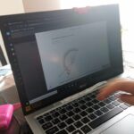 Praca ucznia na laptopie - kąty
