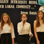 dziewczęta z klasy VIII śpiewają piosenkę