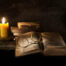 Obrazek: książka, okulary i świeca