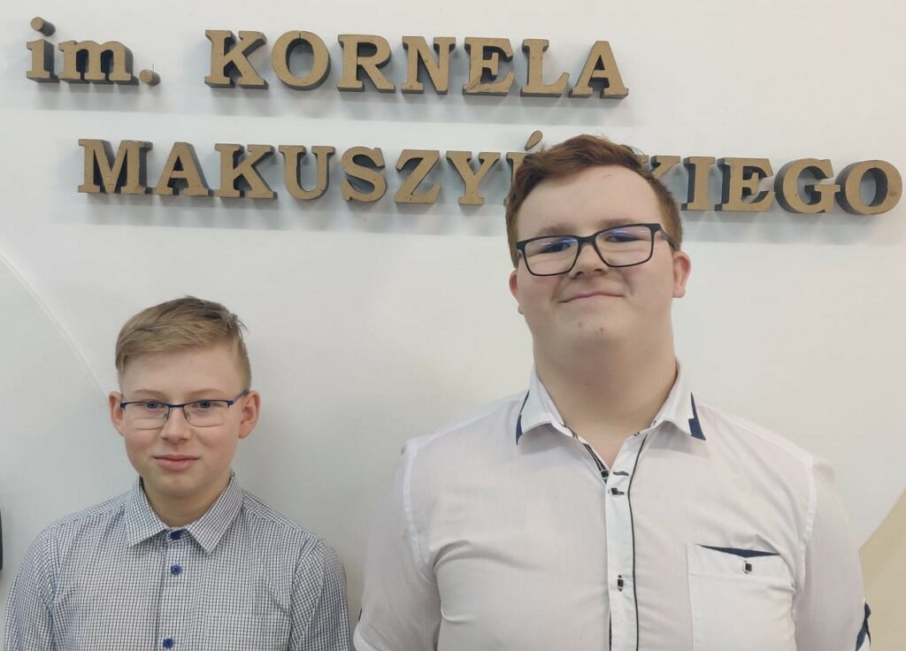 Finaliści konkursu polonistycznego Eryk i Tomasz z klasy VIII