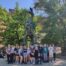 Uczniowie klasy VIII przed pomnikiem smoka wawelskiego