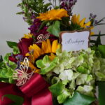 Kwiaty od klasy VIII z napisem Dziękujemy