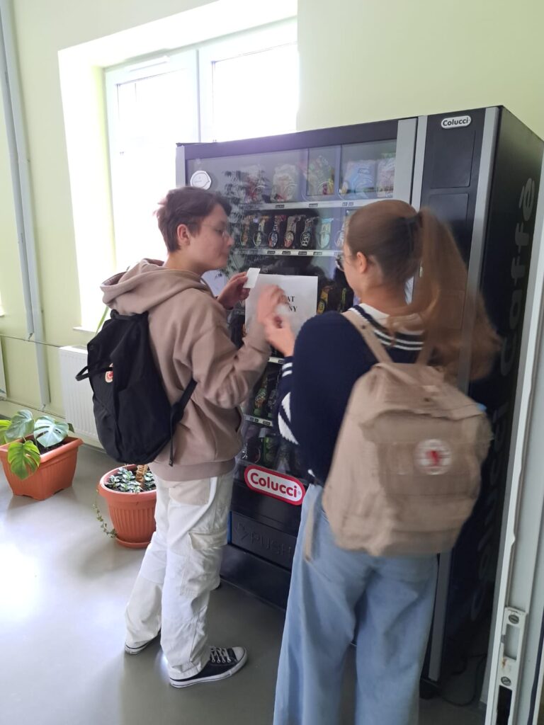 Uczniowie przy automacie, biorący udział w akcji Dzień Języków Obcych