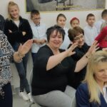 Nauczycielki machają rękami do piosenki.