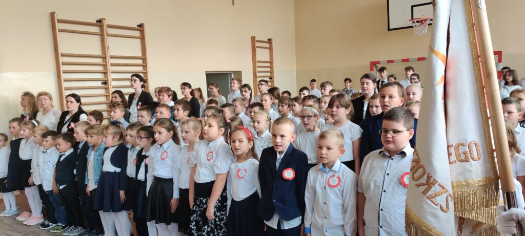 Społacznośc szklona śpiewająca Hymn Polski