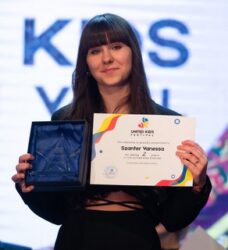 Uczennica z nagrodą za konkurs wokalny