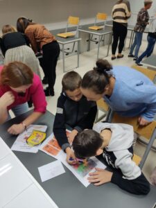Uczniowie z rodzicami rozwiązują zagadkę