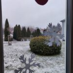 Śnieżna zima - widok na trawnik przy szkole