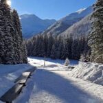 Śnieżna zima - widok na góry i las