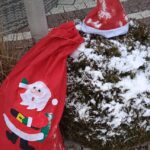 Śnieżna zima - widok na drzewko koło, którego jest worek z Mikołajem