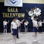 Uczniowie klasy III tańczą na Gali