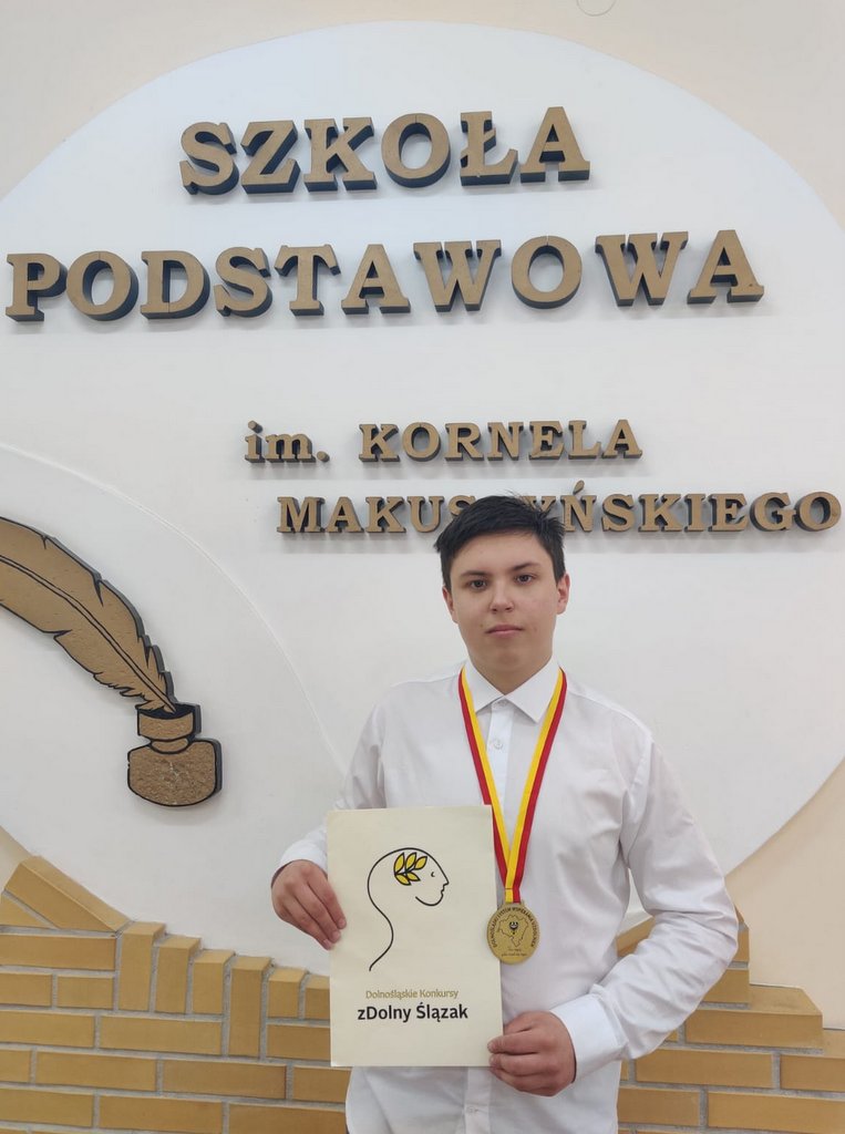 Uczeń klasy VIIIa  z medalem i dyplomem od Dolnośląskiego Kuratora Oświaty