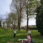 Grupa dzieci bawiących się na pikniku.