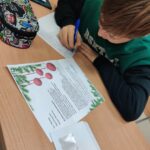 Zamyślony uczeń odpisuje na list "Mikołajowi"