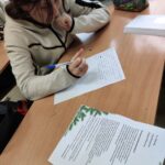 Uczennica odpisuje na list "Mikołajowi"
