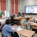 Projekt polonistyczny w klasie VII - nauczycielka pomaga uczniowi.