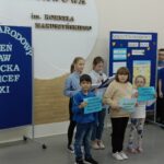 Uczniowie prezentują na niebieskich kartkach Prawa dziecka