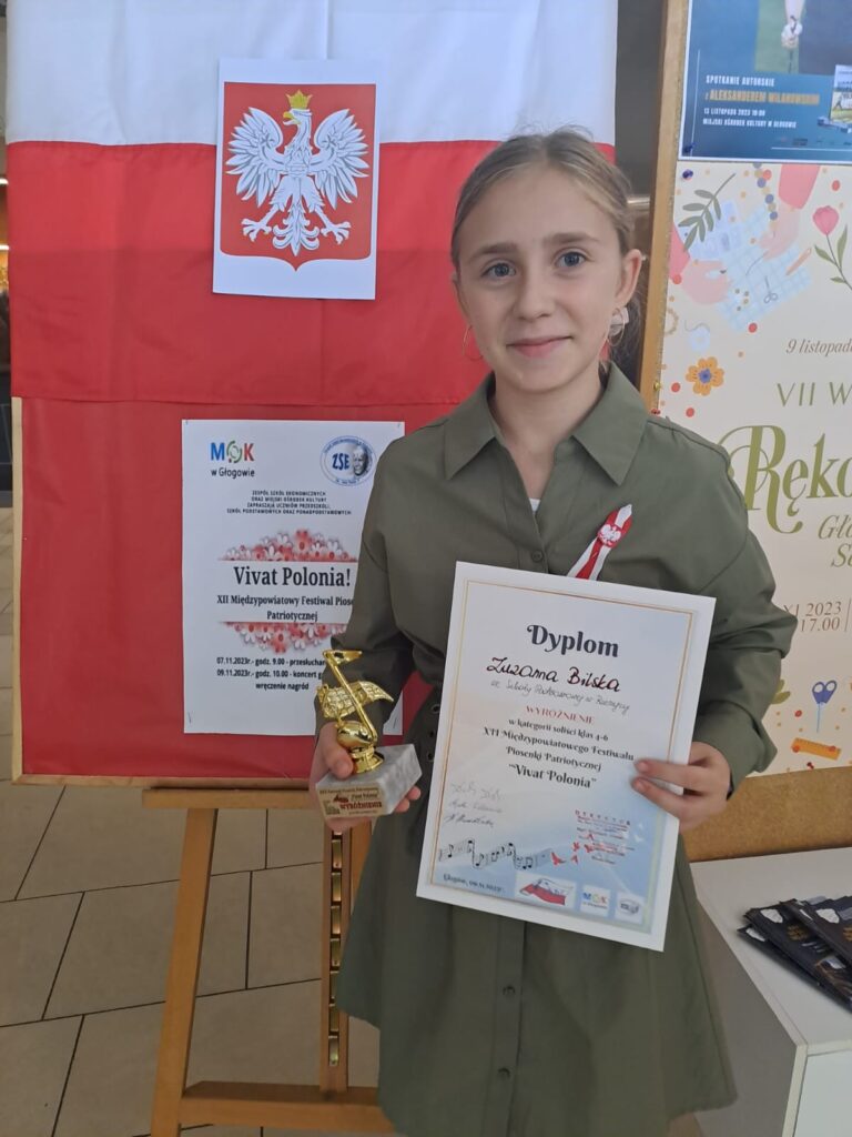 Uczennica z dyplomem - wyróznienie w konkursie Vivat Polonia