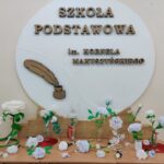 Wystawa róż zrobionych przez uczniów na konkurs.