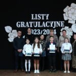 Nagrodzeni uczniowie klasy III z rodzicami - zdjęcie pamiątkowe.