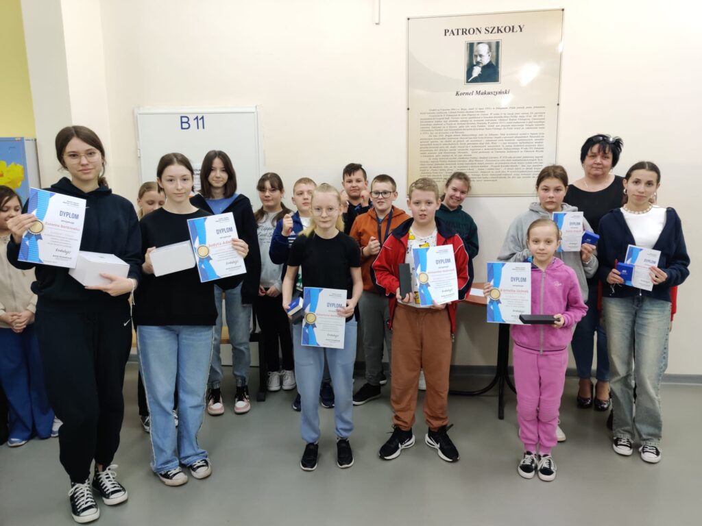 nagrodzeni uczniowie w konkursie na najładniejszy zeszyt do języka polskiego. 