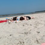 Dziewczęta opalają się na plaży.