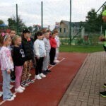 Uczniowie poznają zasady nordic walking.