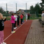 Uczniowie poznają zasady nordic walking.