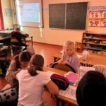 Uczniowie uczestniczą w projekcie - Psia Lekcja