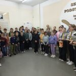 Drużynowa opowiada o idei Betlejemskiego Światła Pokoju