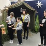 Harcerze odpalają światełko pokoju