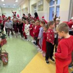 Spotkanie uczniów klas młodszych z Mikołajem