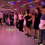 Zabawa andrzejkowa klas starszych - układ taneczny grupy uczniów