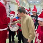 Mikołaj rozdaje upominki